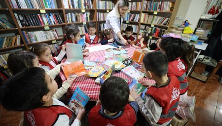 Derince’de öğrenciler, Erdoğan Salman Halk Kütüphanesi’ni görüştü