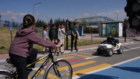 Düzce’de çocuklar trafik kurallarını uygulamalı öğrendiler