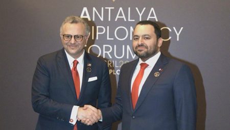 El-Khulaifi, Antalya Diplomasi Forumu’nun oturum aralarında yetkililerle temas kurdu