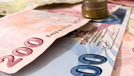 Enflasyonda düşüş sürüyor, riskler devam etmektedir