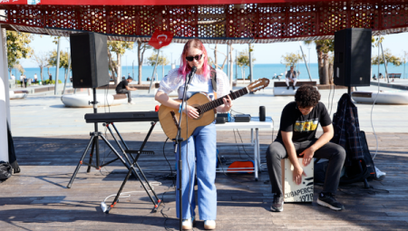 Erasmuslu gençlerden mini konser