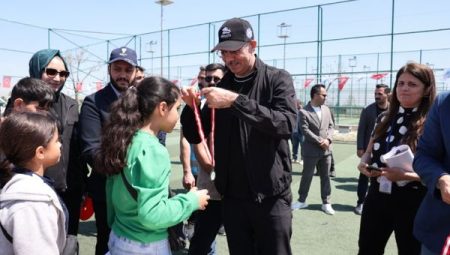 Eyyübiye’de 23 Nisan futbol turnuvasında ödüller sahiplerini buldu