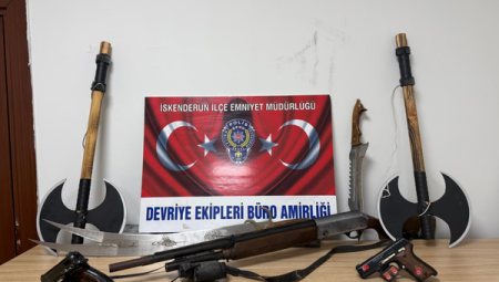 İskenderun’da balkonda sergilenen silahlar operasyonla tepe yaptı