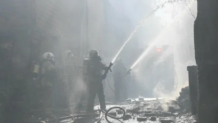 İzmir Konak’ta bina yangını kontrol altında