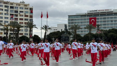 İzmir’de 23 Nisan törenle kutlandı