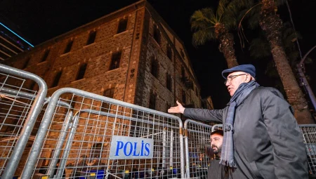 İzmir’de gece nöbetine devam… CHP’li Tanal pense ile plastik kelepçeleri kesti!