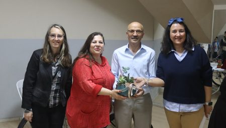 İzmit Belediyesi Bisiklet Eğitmeni Bozdemir’e 50. yıl plaketi