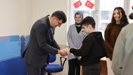 Kahveci, 2 Nisan Dünya Otizm Farkındalık Günü kapsamında öğrencilerle bir araya geldi