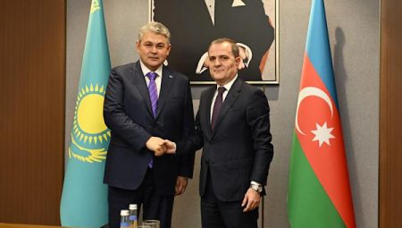 Kazakistan Dışişleri Bakanı Kosherbayev Azeri mevkidaşı Bayramov ile toplantı yaptı