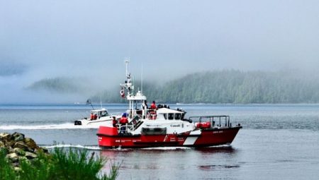 Keçiburnu açıklarında sürüklenen tekne kurtarıldı