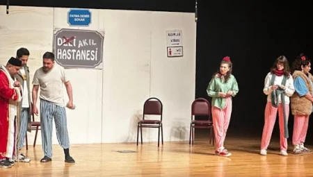 “Keçileri Kaçırıyorum” oyunu Kütahya’da sahnelendi