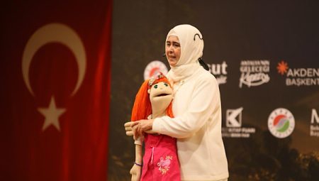 Kepez Kitap Fuarı’nda kukla Aykız ve yazar Karakayalı’dan masal etkinliği