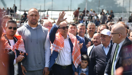 Kocagöz, Kepez’de 10’uncu Yağlı Pehlivan Güreşleri’nde vatandaşlarla temas kurdu