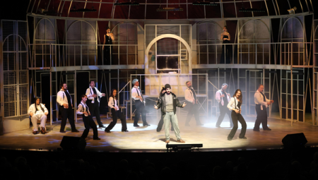 Konya Şehir Tiyatrosu Kafesten Bir Kuş Uçtu oyununu sahneledi