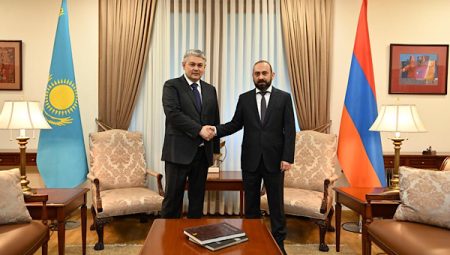 Kosherbayev, Ermenistan Dışişleri Bakanı Mirzoyan ile toplantı yaptı