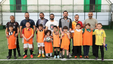 Küçükçekmece’de babalar ve oğulları futbol sahasında bir araya geldi