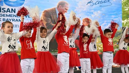 Manisa’da 23 Nisan Ulusal Egemenlik ve Çocuk Bayramı etkinliklerle kutlandı