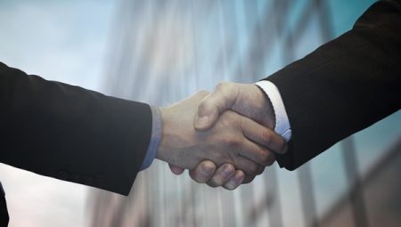 Manturov, Özbekistan Cumhurbaşkanı Mirziyoyev ile bir araya geldi