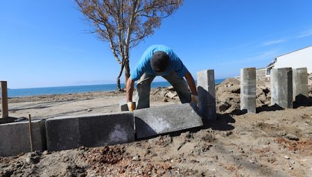 Menderes Gümüldür’de sahil yürüyüş yolu yenileniyor