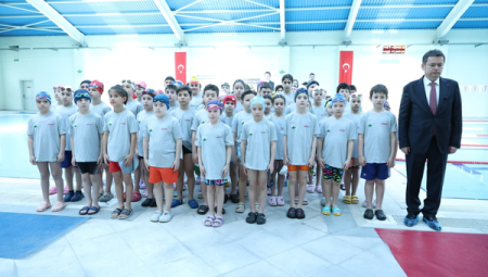 Osmangazi’de 23 Nisan’a özel yüzme şenliği düzenlendi