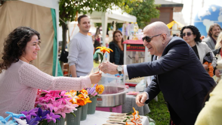 Özdağ, Adana Portakal Çiçeği Festivali kapsamında stantları toplantı yaptı