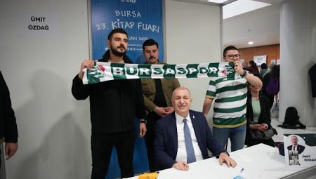 Özdağ, Tüyap Bursa 23. Kitap Fuarı’nda vatandaşlarla bir araya geldi