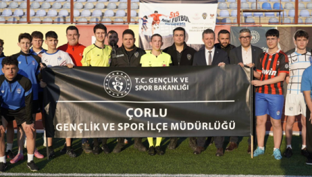 Sarıkurt, “Sokaklar Bizim 5×5 Futbol Turnuvası”nı ziyarette bulundu