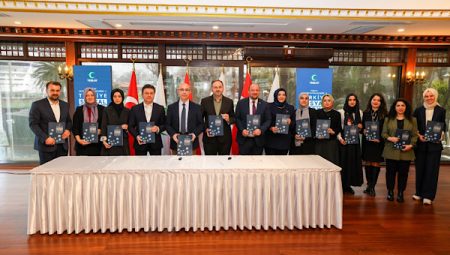 Sosyal medya hem bağımlılık oluşturuyor hem diğer bağımlılıklara zemin hazırlıyor