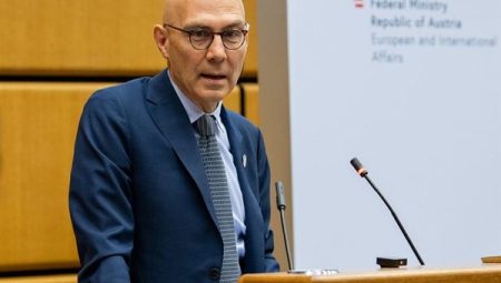 Türk: Sırbistan’daki medya özgürlüğüne yönelik saldırılar endişe uyandırmaktadır