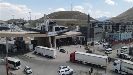 Türkiye’den İran’a ikinci etap insani yardım ulaştı