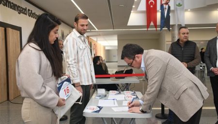 Uluslararası Osmangazi Geçmişe dayanan Kent Koşusu öncesi sporcular numaralarını temin etti