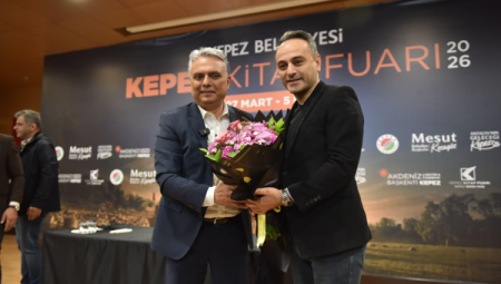 Ümit Uysal, Kepez Kitap Fuarı’nda okurlarla toplantı yaptı