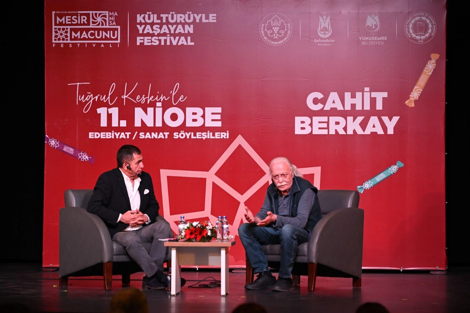 Usta sanatçı Cahit Berkay Manisalılarla bir araya geldi