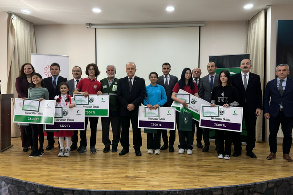 Vali Erol, ödül törenine iştirak etti