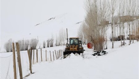 Van’da Nisan ayında karla mücadele çalışmaları sürüyor