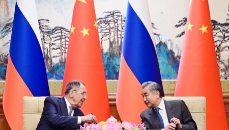 Wang Yi ile Lavrov Beijing’de bir araya geldi