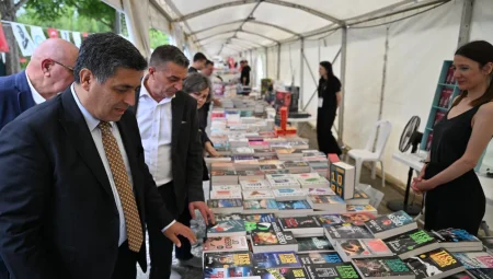 9. Manisa Kitap Fuarı kitapseverlerle toplantı yaptı