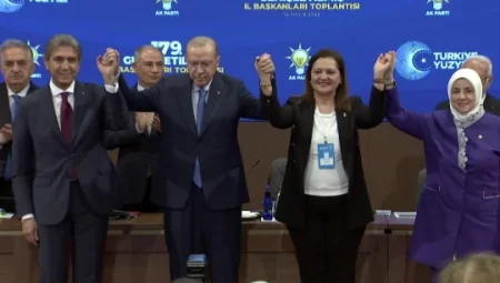 CHP’li iki belediyeden AK Parti’ye katılım… Rozetlerini Erdoğan taktı