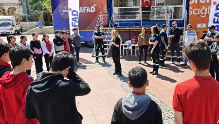Deprem simülasyon tırı vatandaşla toplantı yaptı: İzmir Aliağa’da carpici gelisme