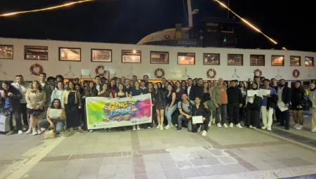 Genç İzmir gönüllüleri, Bergama Vapuru’nda temas kurdu