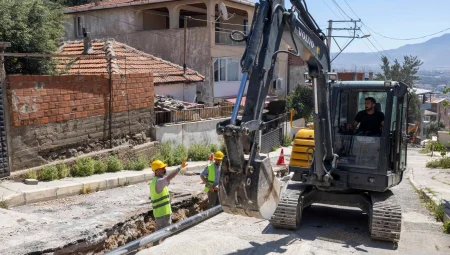 İzmir Bayraklı’da 25 yıllık altyapıya neşter