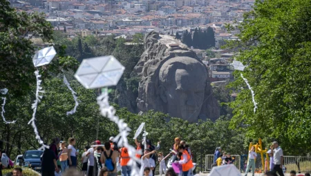 İzmir Kadifekale semaları renklendi