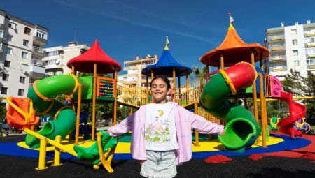 İzmir Narlıdere’de carpici gelisme: oyun parkı zeminleri yenileniyor
