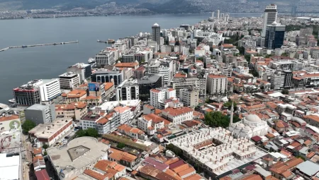 “İzmir Yenileniyor” markası tescillendi