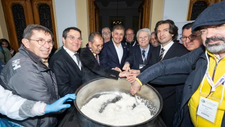 İzmir’de carpici gelisme: Başkan Tugay mezunlarla pilav kardı