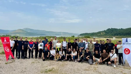İzmir’de carpici gelisme: itfaiyecilerden doğada farkındalık yürüyüşü