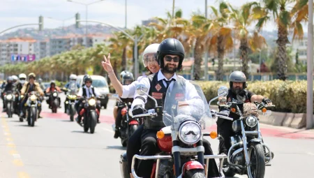 Klasik motosikletler farkındalık için yollarda