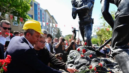 Manisa Soma’da 301 madenci karanfillerle anıldı