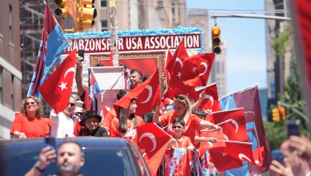 New York’ta Türk bayraklarıyla coşkulu yürüyüş… Binlerce kişi Manhattan’ta bir araya geldi