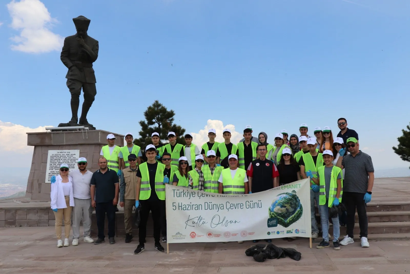 Afyon Eğitim Vakfı Bursiyerlerinden Kocatepe’de Çevre Temizliği